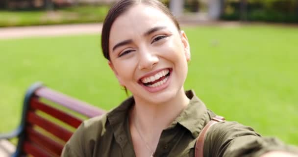 Селфи Жест Рукой Лицо Женщины Парке Фотографирующей Социальных Сетей Счастливым — стоковое видео