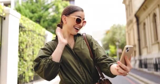Viajar Videollamada Mujer Aire Libre Sonreír Ondear Calle Turista Emocionado — Vídeos de Stock