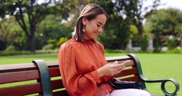 Entspannen Telefonieren Und Lächeln Mit Frau Auf Parkbank Für Soziale — Stockvideo