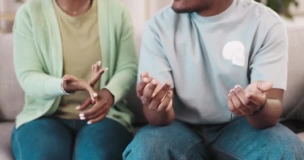 Stres Kanepe Çiftin Elleri Borç Öfke Evlilik Krizi Evdeki Oturma — Stok video