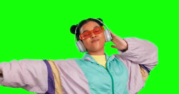 緑色の画面の顔 音楽や女性は ポッドキャストの歌 ラジオの音やスタジオの背景にオーディオを聞いて踊る ヘッドフォン肖像画 クレイジーダンスエネルギーやレトロな女性ダンサー上のモックアップクロマキー — ストック動画