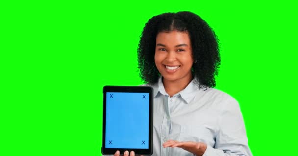 绿色的屏幕脸 平板或快乐的女人与手掌模型 跟踪标记或专业的产品放置 工作室背景下的移动技术提供 色键肖像或标识演示人员 — 图库视频影像