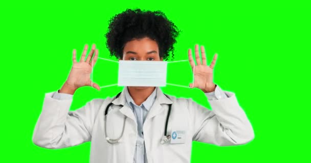 ウイルスの安全性 医療や病院のセキュリティポリシーのための顔マスクを持つ緑の画面の医師 Covidと女性 スタジオの背景に満足感 クロマキーポートレートと女性看護師を親指アップ — ストック動画