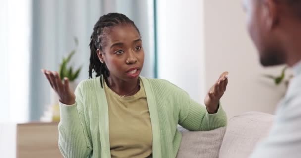 Separação Divórcio Luta Com Casal Negro Sofá Para Triste Discussão — Vídeo de Stock
