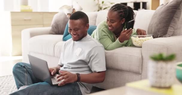 笔记本电脑 对话和放松黑人夫妇的谈话 结合和享受有趣的电影一起在家里的客厅 爱情和快乐的男人 女人或谈论科技的人 — 图库视频影像
