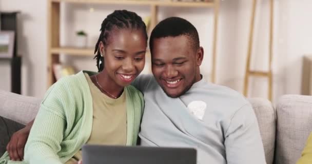 Αγάπη Ευτυχισμένο Και Αφρικανικό Ζευγάρι Και Ψηφιακό Tablet Στον Καναπέ — Αρχείο Βίντεο