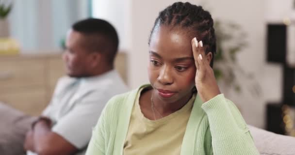 Raiva Ignorar Lutar Com Casal Negro Sofá Para Divórcio Rompimento — Vídeo de Stock