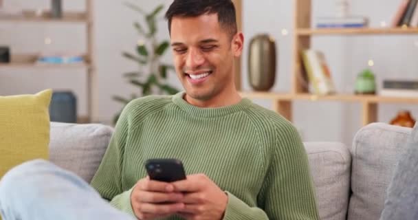 Tertawa Telepon Dan Santai Dengan Pria Sofa Untuk Media Sosial — Stok Video