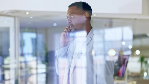 Черный Мужчина Телефонный Звонок Деловой Разговор Разговор Технологиях Чате Офисе — стоковое видео