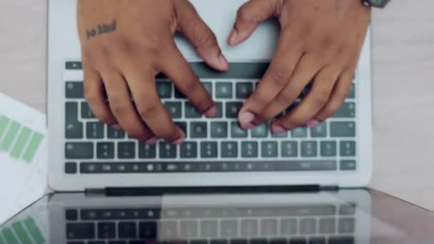 Laptop Tippen Hand Und Draufsicht Für Analysen Büro Mail Schreiben — Stockvideo