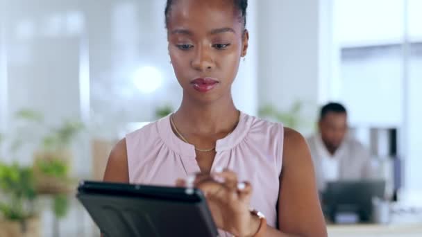 Badania Tablet Czarny Biznes Kobieta Pracuje Wpisując Informacje Online Pomocą — Wideo stockowe