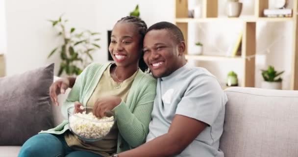 Riant Pop Corn Heureux Couple Regardant Télévision Sur Canapé Câlin — Video