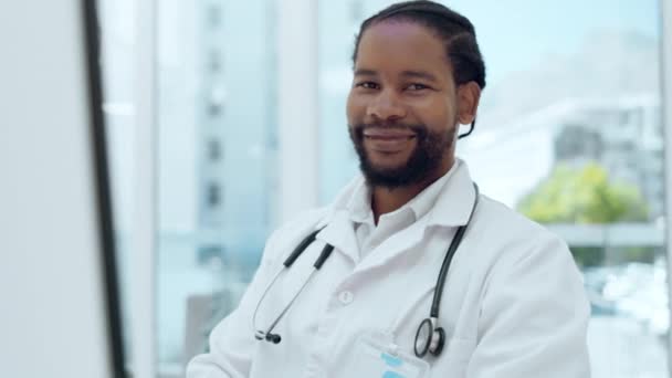Doctor Hombre Negro Cara Sonrisa Escritorio Con Orgullo Éxito Confianza — Vídeo de stock