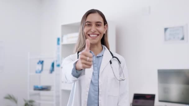 Щасливий Лікар Обличчя Жінка Великими Пальцями Вгору Охорони Здоров Медичний — стокове відео