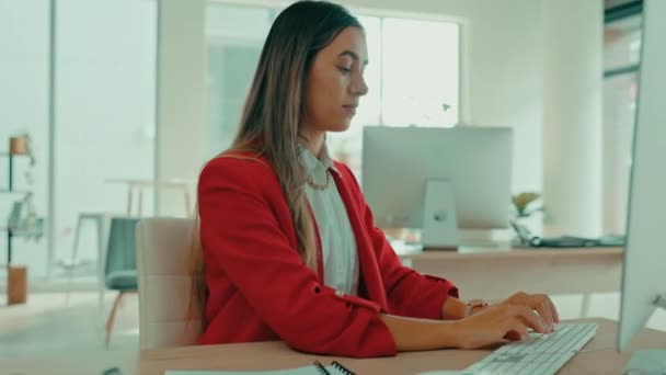 Büroarbeit Tippen Und Eine Frau Mit Computer Für Geschäft Kommunikation — Stockvideo
