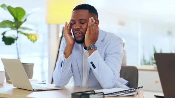 ラップトップとストレス 燃え尽きて精神的な健康のためのオフィスで黒人男性とビジネス 失敗と疲労のための企業の機関で男性従業員と疲れて フラストレーションと片頭痛 — ストック動画