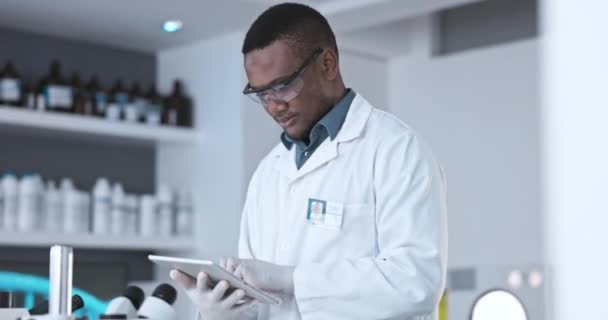과학자의 디지털 태블릿 혁신을 실험실에서 온라인 아프리카 전문가 해결책 아이디어에 — 비디오