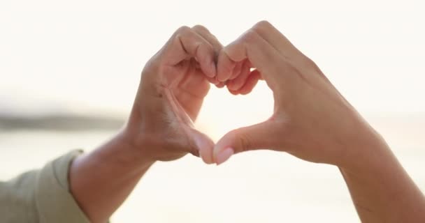 Ζευγάρι Χέρια Και Emoji Καρδιά Στην Παραλία Για Την Αγάπη — Αρχείο Βίντεο