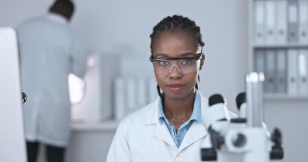 Mujer Negra Científica Cara Feliz Con Estudio Científico Laboratorio Gafas — Vídeos de Stock