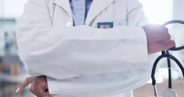 Brazos Cruzados Hospital Manos Médico Con Estetoscopio Para Bienestar Seguro — Vídeos de Stock