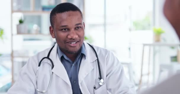 顔と黒の男性医師は 患者の話を相談し 議論し 医学のための病院で 医療の専門家の意見交換 — ストック動画