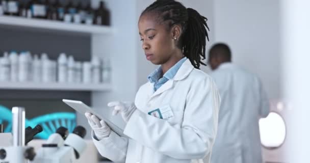 Gesundheitswesen Frauentypisierung Und Wissenschaftlertablette Für Medizinische Forschung Und Online Laborergebnisse — Stockvideo