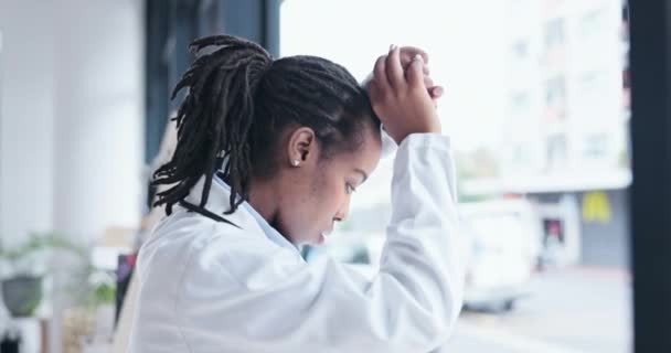 医生或黑人妇女在医院诊所的办公室里对损失 错误或失败有压力的想法 疲倦或沮丧的非洲医务工作者与头痛作斗争 — 图库视频影像