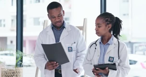 Dokumenty Czarni Ludzie Lekarze Mówiący Szpitalnym Cyfrowym Zarządzaniu Raport Lub — Wideo stockowe