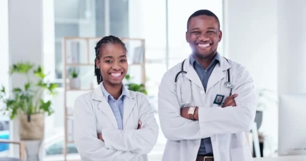 Takım Doktorlar Güven Sigorta Destek Için Kollarını Kavuşturan Siyah Erkek — Stok video
