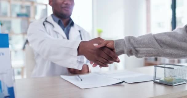 Hand Handslag Och Svart Man Läkare Hälsning Patient För Försäkring — Stockvideo