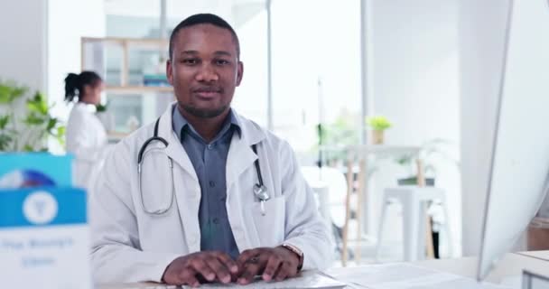 研究室のオフィスで黒人医師の医学的 研究的 肖像画は 机やテーブルで誇りを持って幸せを感じています 興奮した笑顔でコンピュータの科学 医療の専門家 — ストック動画