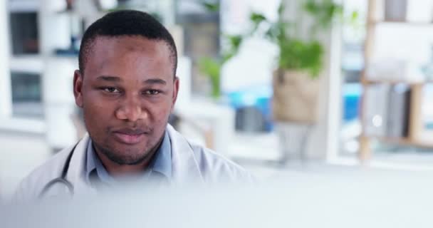 Hablar Médico Hombre Negro Videollamada Consulta Discusión Para Cura Diagnóstico — Vídeo de stock