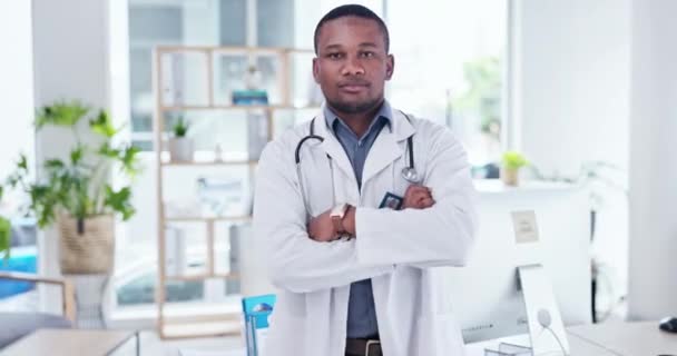 Braccia Incrociate Medico Volto Uomo Colore Ospedale Fiducia Assicurazione Sulla — Video Stock