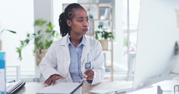 Czarna Kobieta Lekarz Pisania Papieru Przez Komputer Raportu Planowania Opieki — Wideo stockowe