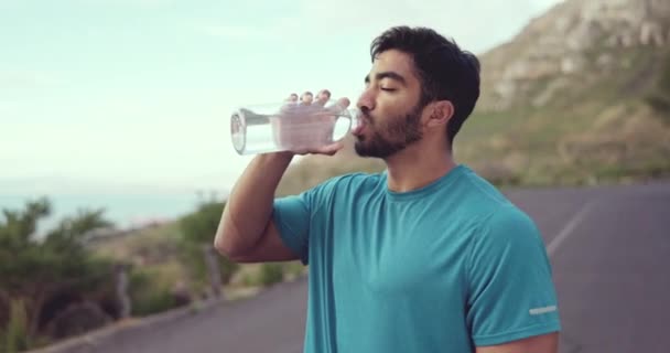 Trinkwasser Fitness Und Müde Männer Outdoor Training Bewegung Oder Workout — Stockvideo