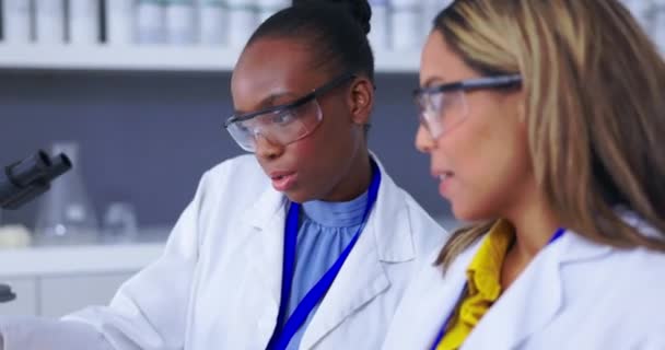 Csapatmunka Orvostudomány Laboratórium Vérminták Elemzéséhez Fejlesztéséhez Vagy Innovációjához Sokszínűség Nők — Stock videók