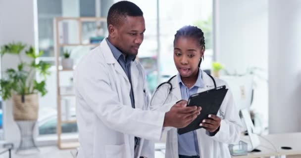 Teamwork Tabletten Und Ärzte Sprechen Krankenhaus Über Medizinische Ergebnisse Beratung — Stockvideo