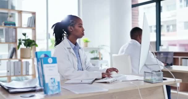 打字和黑人女医生 有临床研究 医疗远程保健管理和软件 在医院办公室台式机上工作的严肃 专注和非洲的医务人员 — 图库视频影像