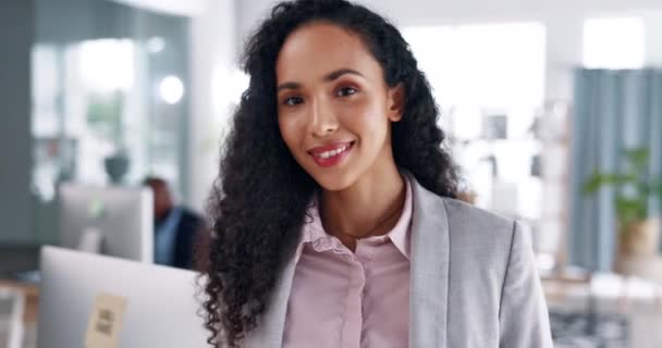 Επιχειρήσεις Χαμόγελο Και Χαρούμενος Γυναίκα Στο Γραφείο Για Την Επαγγελματική — Αρχείο Βίντεο