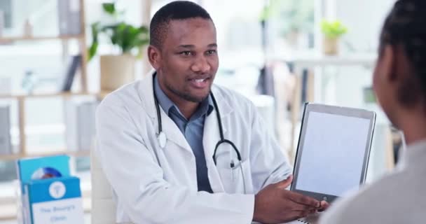 Neuvonta Tabletti Näyttö Musta Mies Lääkäri Konsultointi Potilas Puhuu Keskustelu — kuvapankkivideo