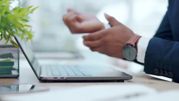 Hände Handgelenksverletzung Und Geschäftsmann Laptop Zum Tippen Von Berichten Vorschlägen — Stockvideo