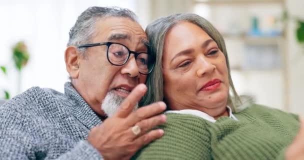 Relajarse Conversación Tableta Pareja Ancianos Sofá Juntos Sala Estar Las — Vídeos de Stock
