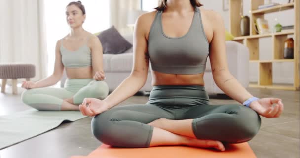 Lotos Poranna Medytacja Kobiety Salonie Spokojna Uważność Równowaga Podłodze Fitness — Wideo stockowe