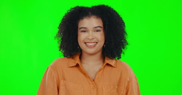 Щасливий Обличчя Жінки Підморгувати Зеленому Екрані Студії Фліртувати Кольоровому Фоні — стокове відео