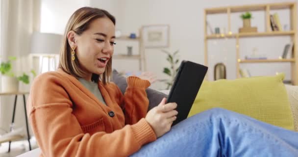 视频通话 沙发和平板电脑上的女人欢迎虚拟交流 交谈和社交网络 在家里 快乐的亚洲人通过数字技术和网上聊天放松地坐在沙发上 — 图库视频影像