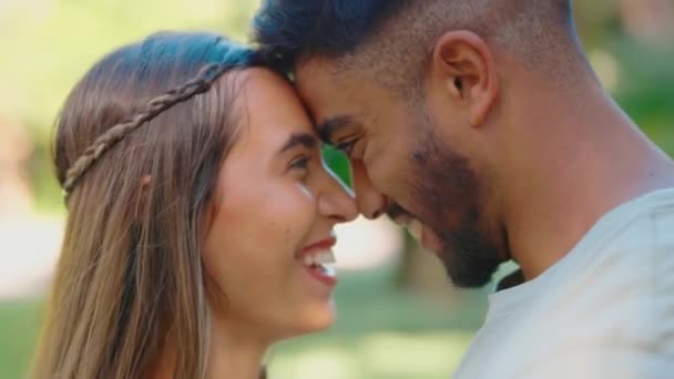 Parque Amor Cara Feliz Pareja Interracial Para Vinculación Tiempo Calidad — Vídeo de stock