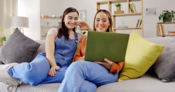 Расслабьтесь Друзья Женщины Ноутбуком Диваном Счастьем Гостиной Потоковое Кино Отдых — стоковое видео