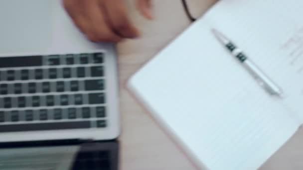 在办公室 广告和分析工作中使用笔记本电脑 手工打字和头像书写笔记 计算机 商人和个人在键盘上打字 用于互联网研究 销售报告和笔记本书写 — 图库视频影像