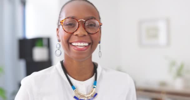 Γέλια Επιχειρήσεις Και Πρόσωπο Της Μαύρης Γυναίκας Στο Γραφείο Εργασίας — Αρχείο Βίντεο