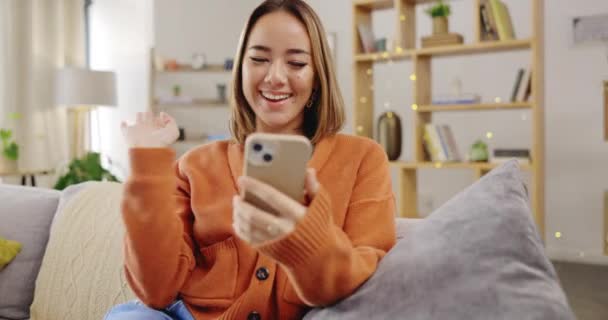 Kadın Telefon Video Konuşması Internet Bağlantısı Ile Evdeki Kanepede Sallayarak — Stok video